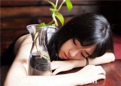 ​描写吻的句子共描写50岁女人的句子精选(精选30句)