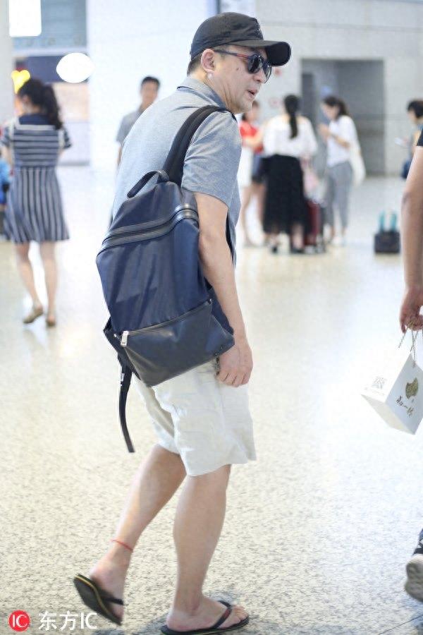 张嘉译弯腰驼背肚腩突出显老态，这还是我们心中的男神大叔吗