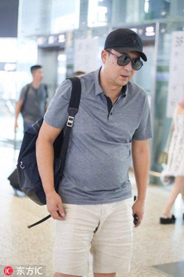 张嘉译弯腰驼背肚腩突出显老态，这还是我们心中的男神大叔吗