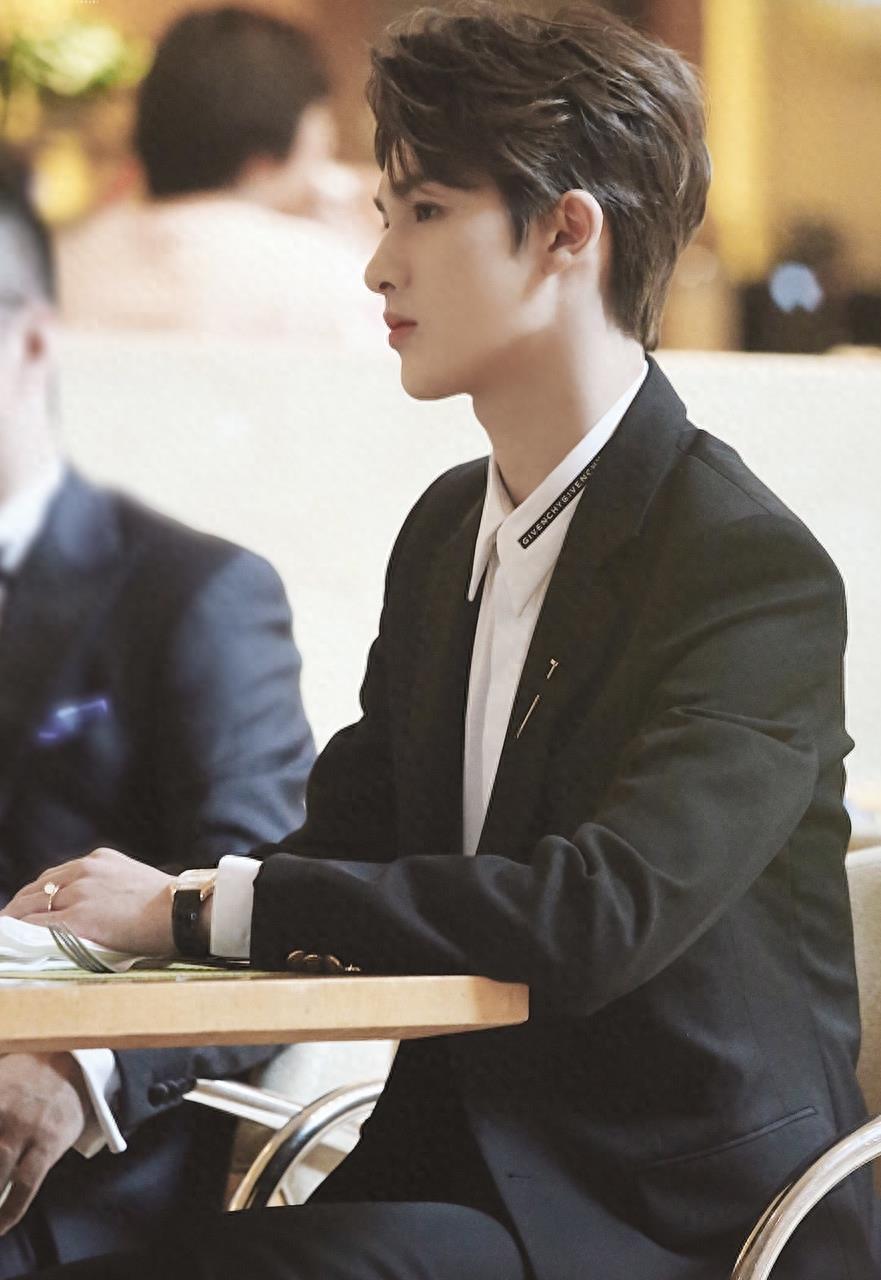 朱正廷身穿白色T恤,大秀腹肌展现好身材