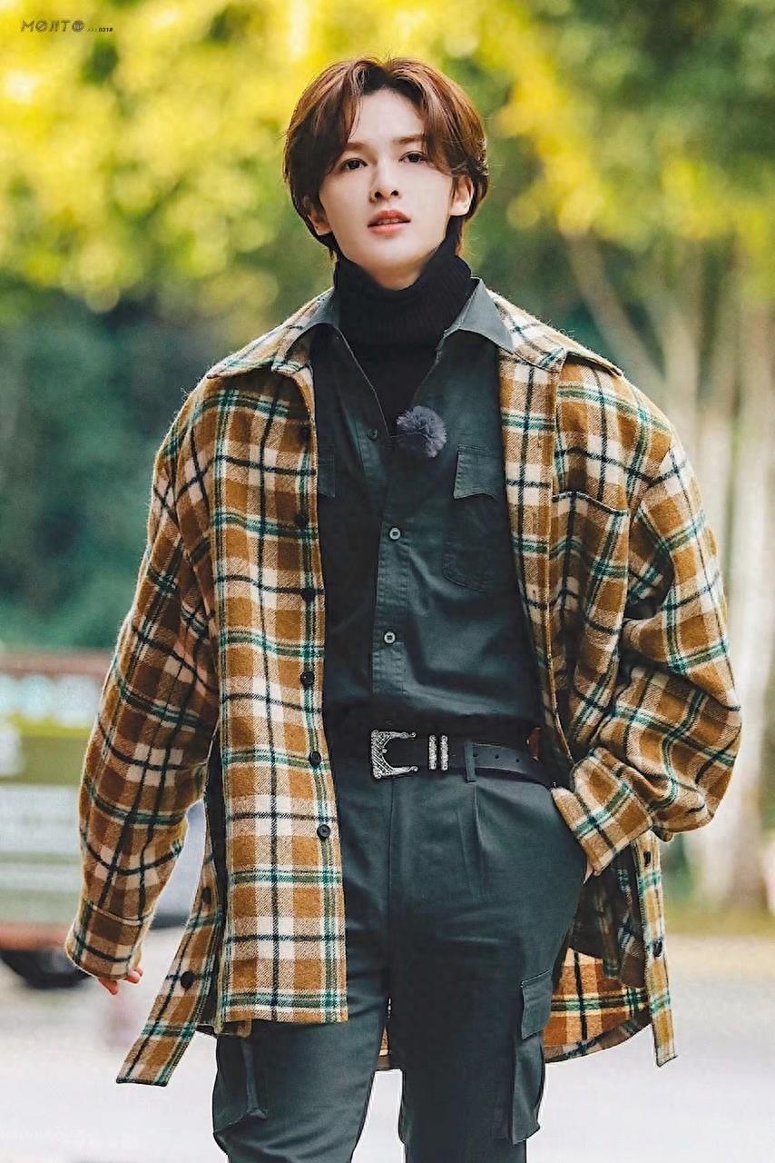 朱正廷身穿白色T恤,大秀腹肌展现好身材