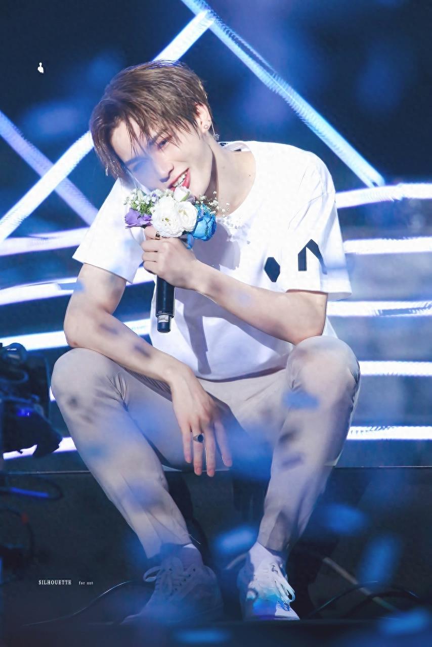 朱正廷身穿白色T恤,大秀腹肌展现好身材