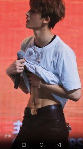 ​朱正廷身穿白色T恤，大秀腹肌展现好身材