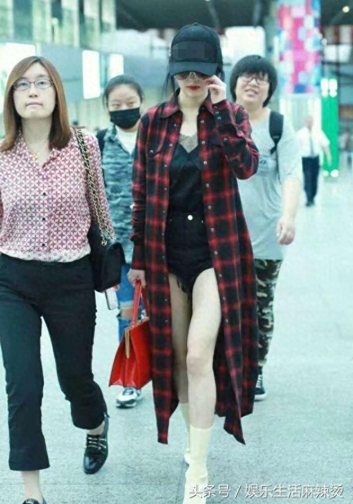 时尚达人杨幂又穿三角裤现身机场,逆天大长腿太抢眼了
