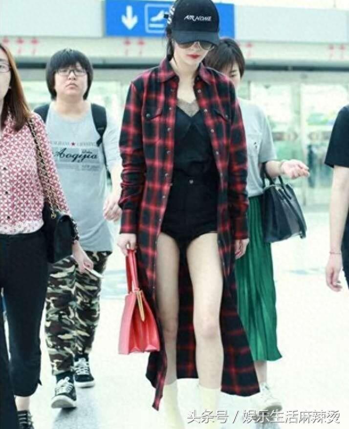 时尚达人杨幂又穿三角裤现身机场,逆天大长腿太抢眼了