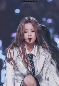 ​杨超越被亲，脸上留下大红唇印