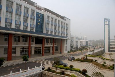 ​襄阳职业技术学院经过100年的风雨飘渺，仍不忘初心