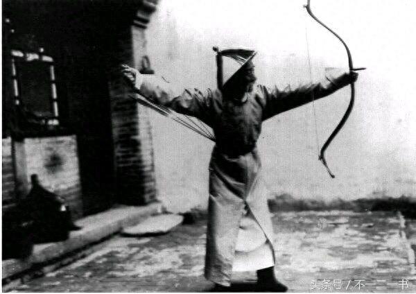 清朝士兵拉弓射箭训练图：老照片