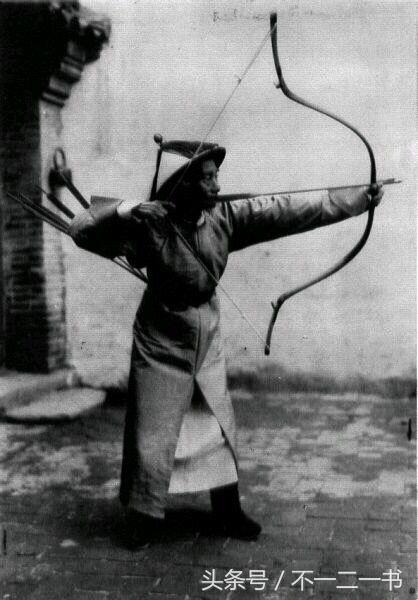 清朝士兵拉弓射箭训练图：老照片