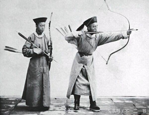 清朝士兵拉弓射箭训练图：老照片