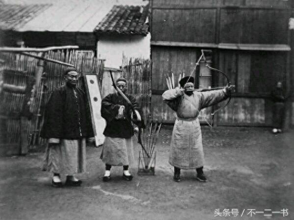 清朝士兵拉弓射箭训练图：老照片