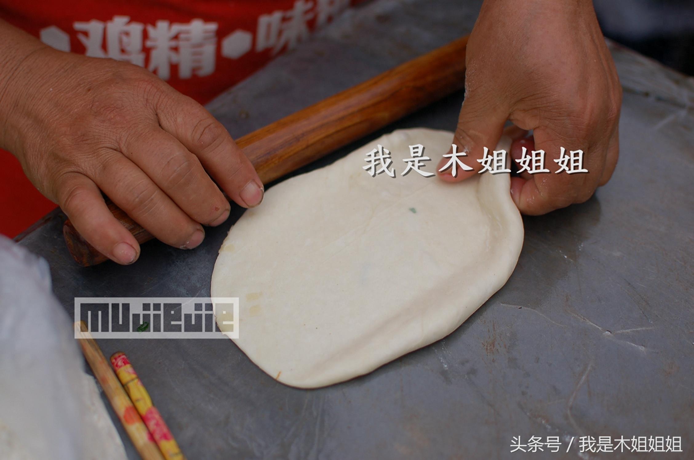 大妈起早贪黑卖鸡蛋灌饼，忙活一年没有存款只够糊口交房租