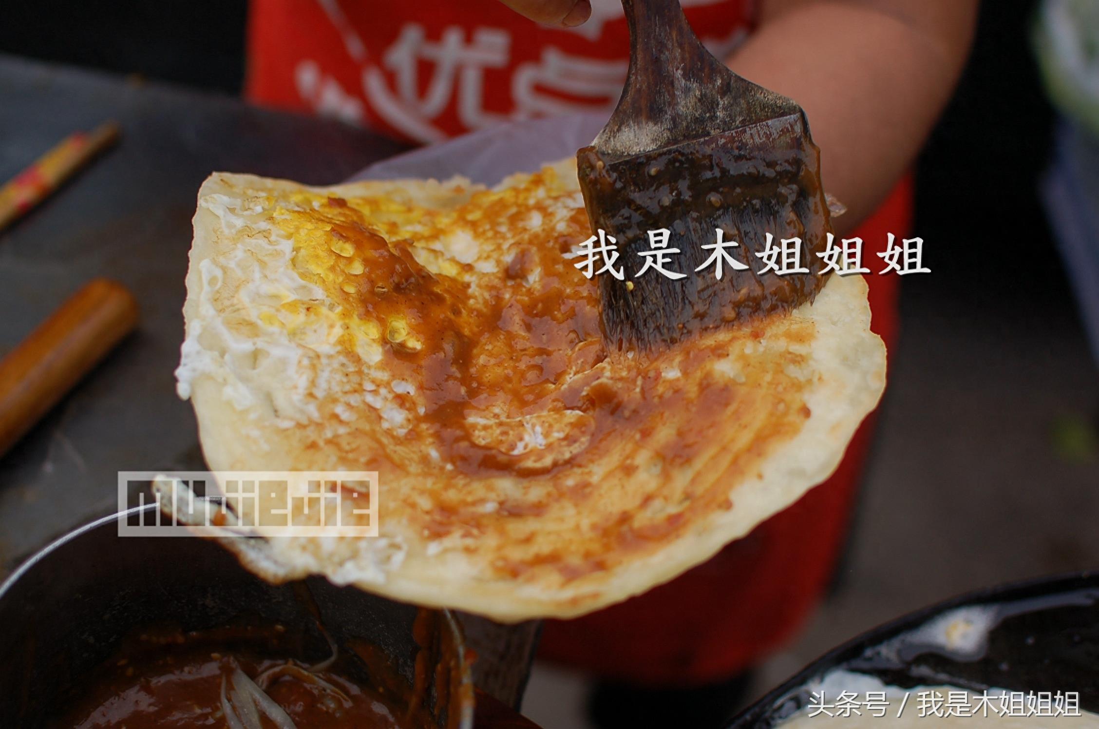 大妈起早贪黑卖鸡蛋灌饼，忙活一年没有存款只够糊口交房租