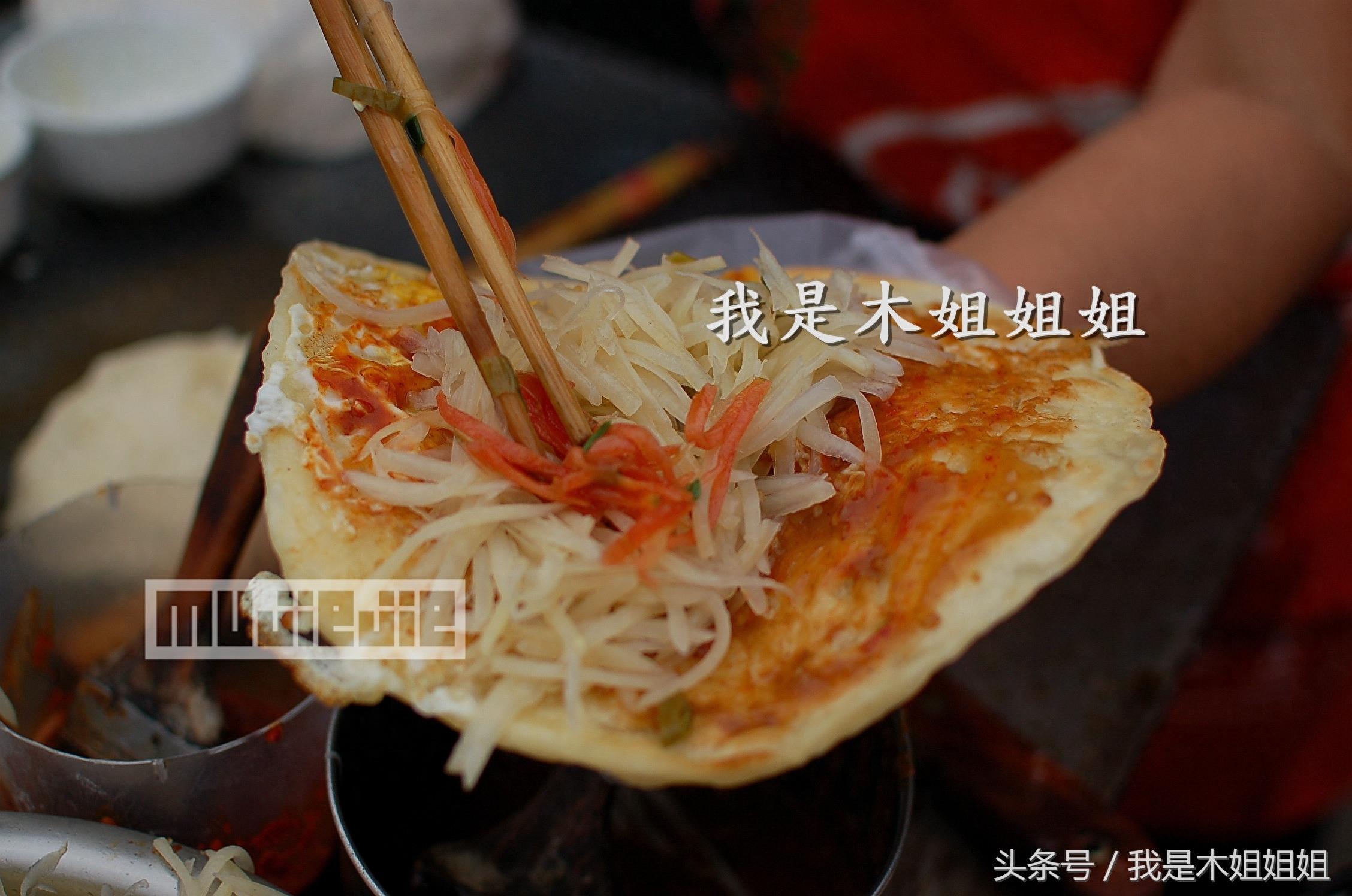 大妈起早贪黑卖鸡蛋灌饼，忙活一年没有存款只够糊口交房租