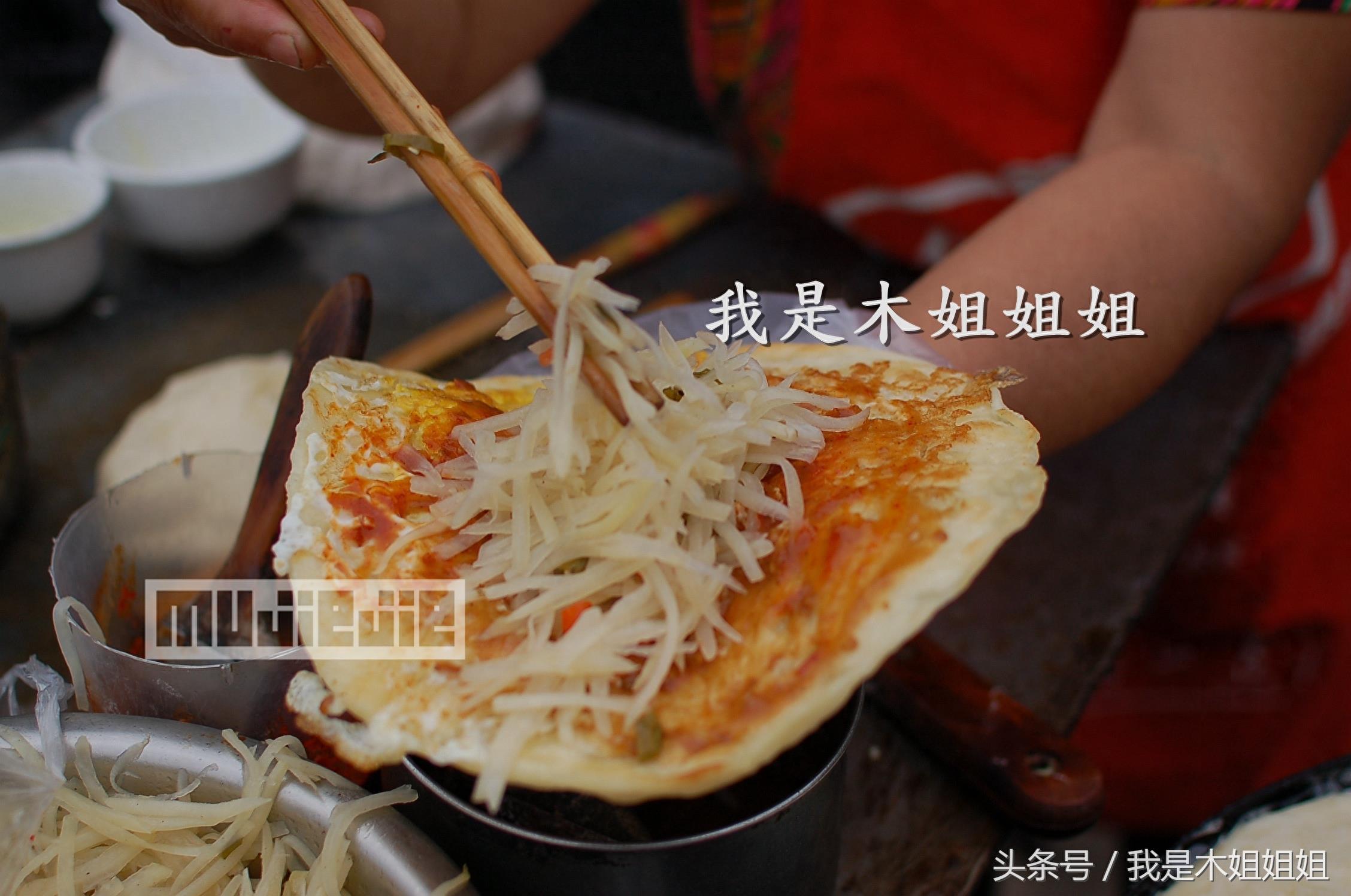 大妈起早贪黑卖鸡蛋灌饼，忙活一年没有存款只够糊口交房租