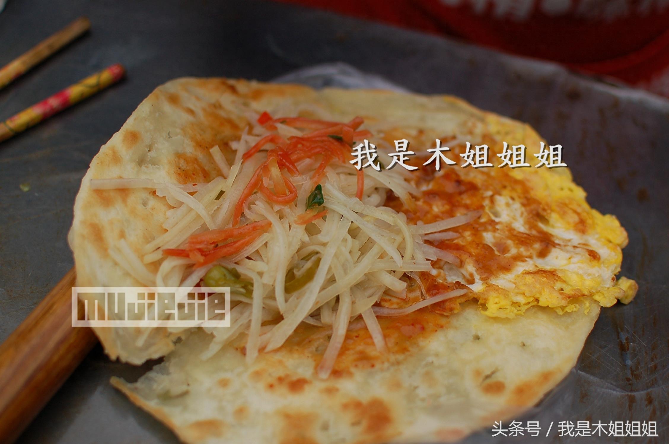 大妈起早贪黑卖鸡蛋灌饼，忙活一年没有存款只够糊口交房租