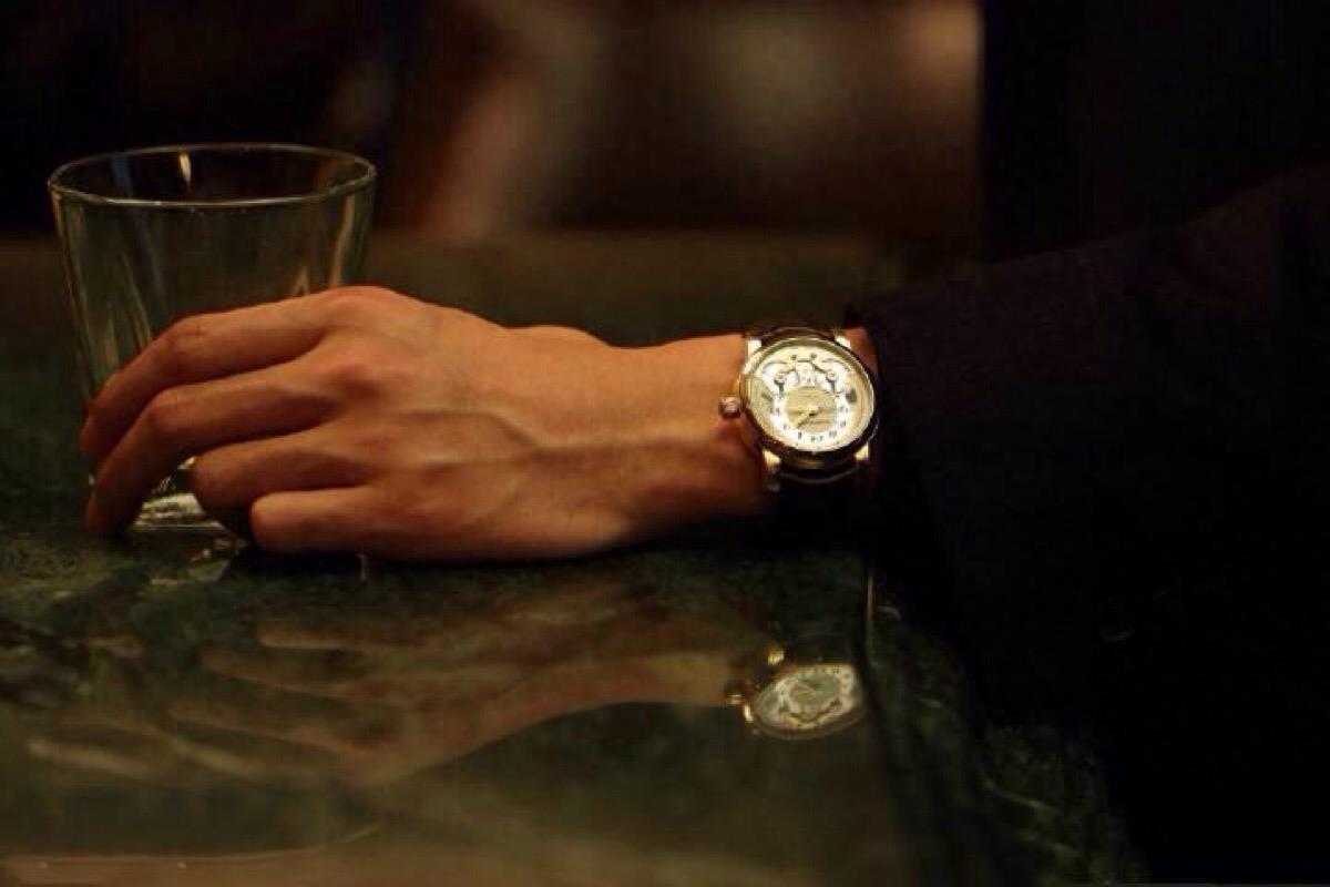 王凯的手有多好看我不知道，反正是流着鼻血传完这些图的，最后一张太撩人！