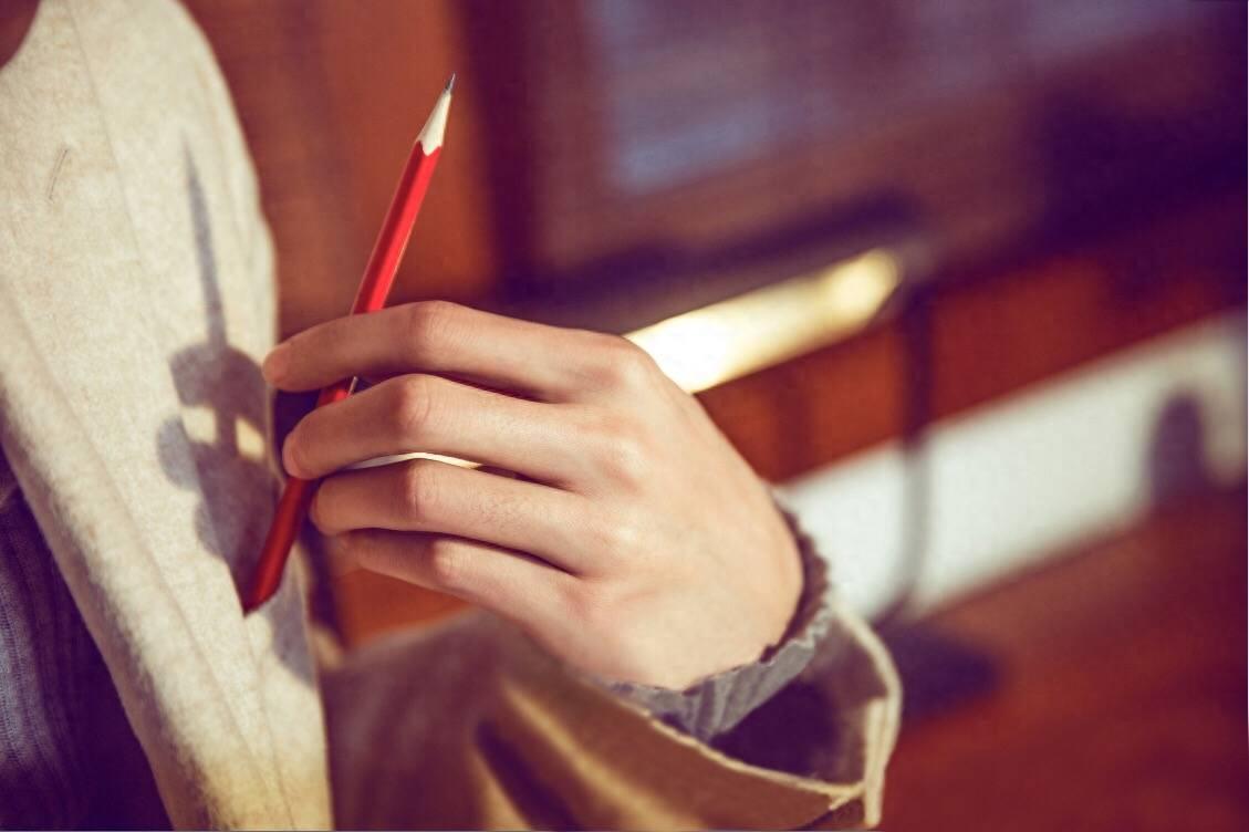 王凯的手有多好看我不知道，反正是流着鼻血传完这些图的，最后一张太撩人！