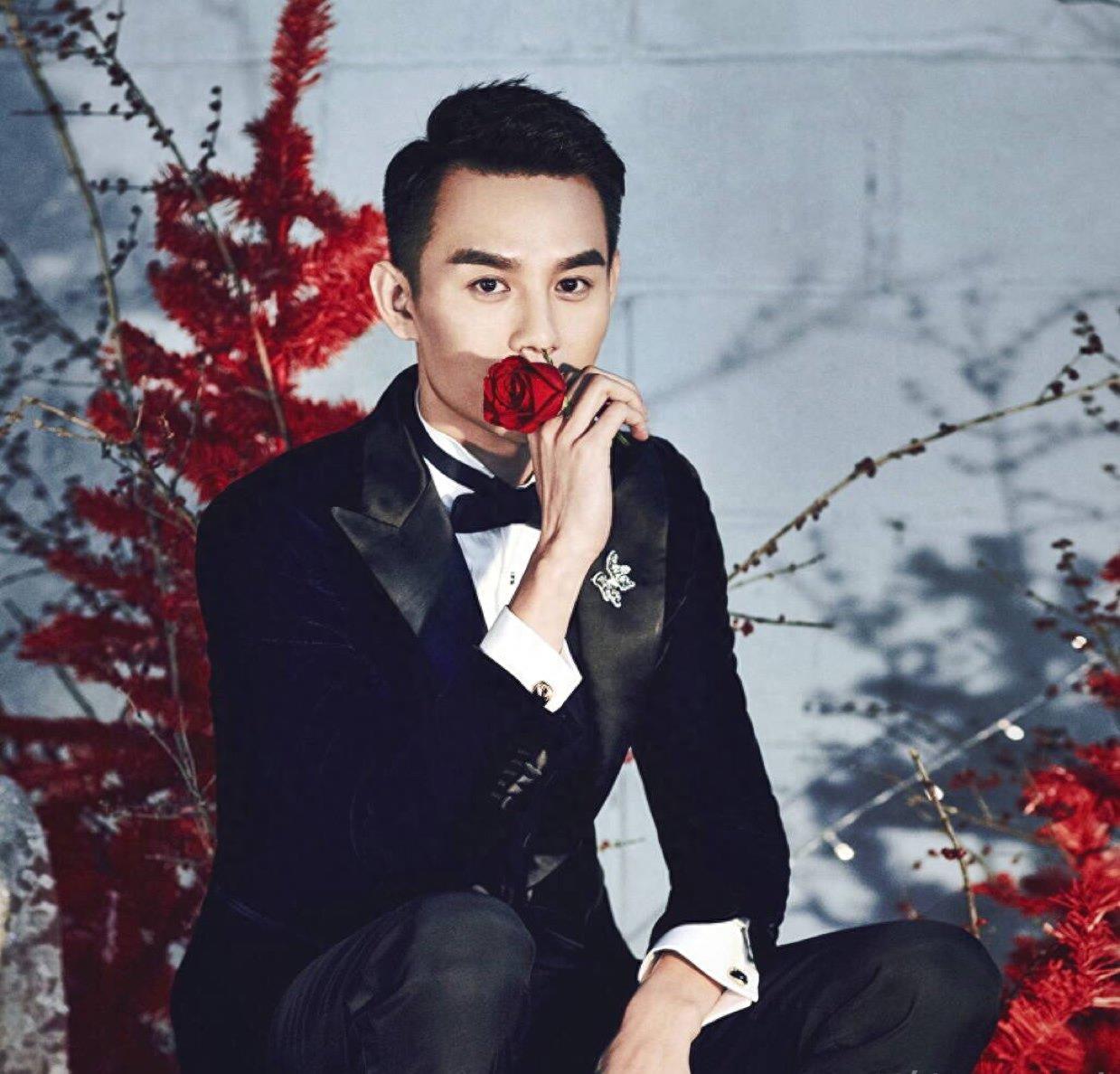 王凯的手有多好看我不知道，反正是流着鼻血传完这些图的，最后一张太撩人！