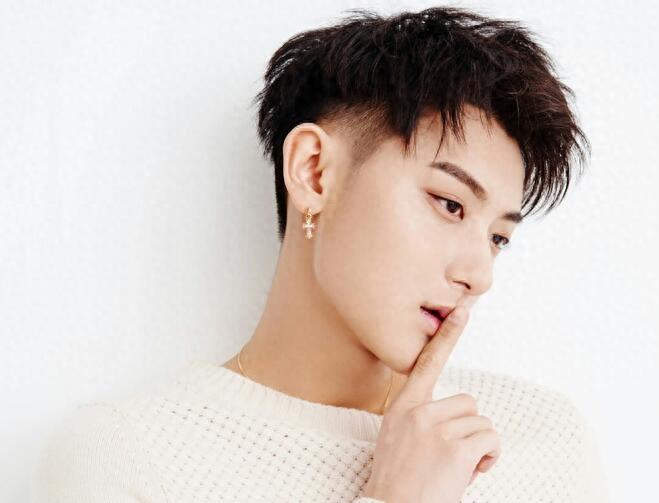 给黄子韬6款造型打分，图一90分，最后一张人人都给满分