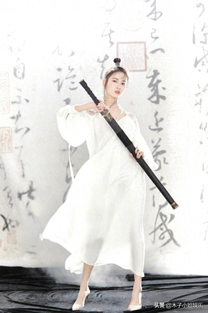 新版赵敏陈钰琪古风写真上线,是你的菜吗?