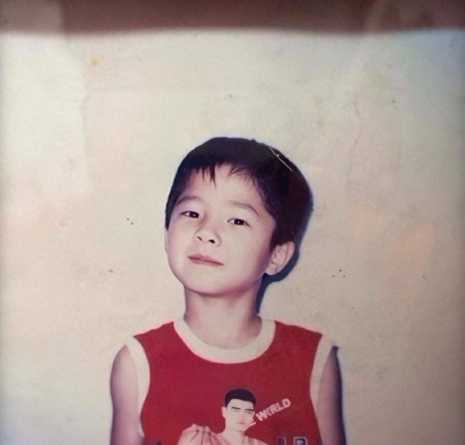 刘昊然童年照曝光,网友:样子呆萌,真的从小帅到大