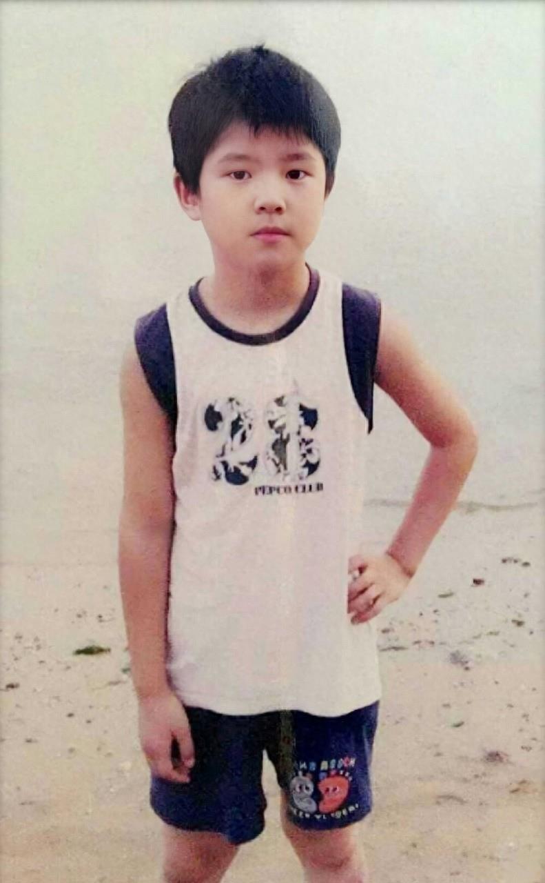 刘昊然童年照曝光,网友:样子呆萌,真的从小帅到大