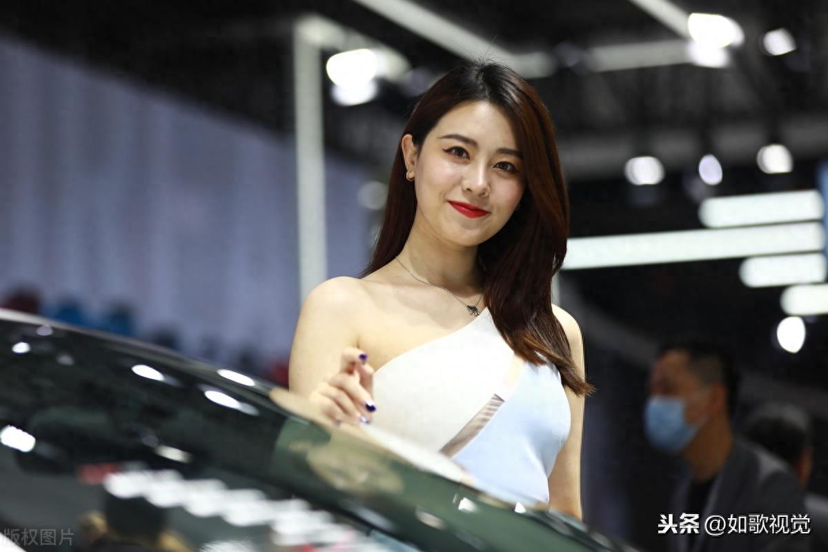 美女车模亮相车展，千娇百媚争奇斗艳，一举一动性感优雅风情万种