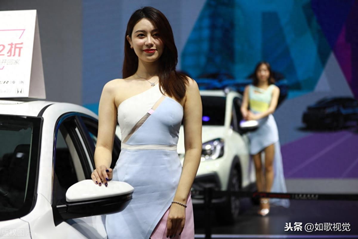 美女车模亮相车展，千娇百媚争奇斗艳，一举一动性感优雅风情万种