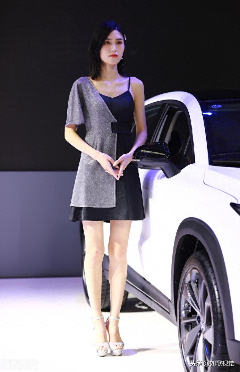 美女车模亮相车展，千娇百媚争奇斗艳，一举一动性感优雅风情万种
