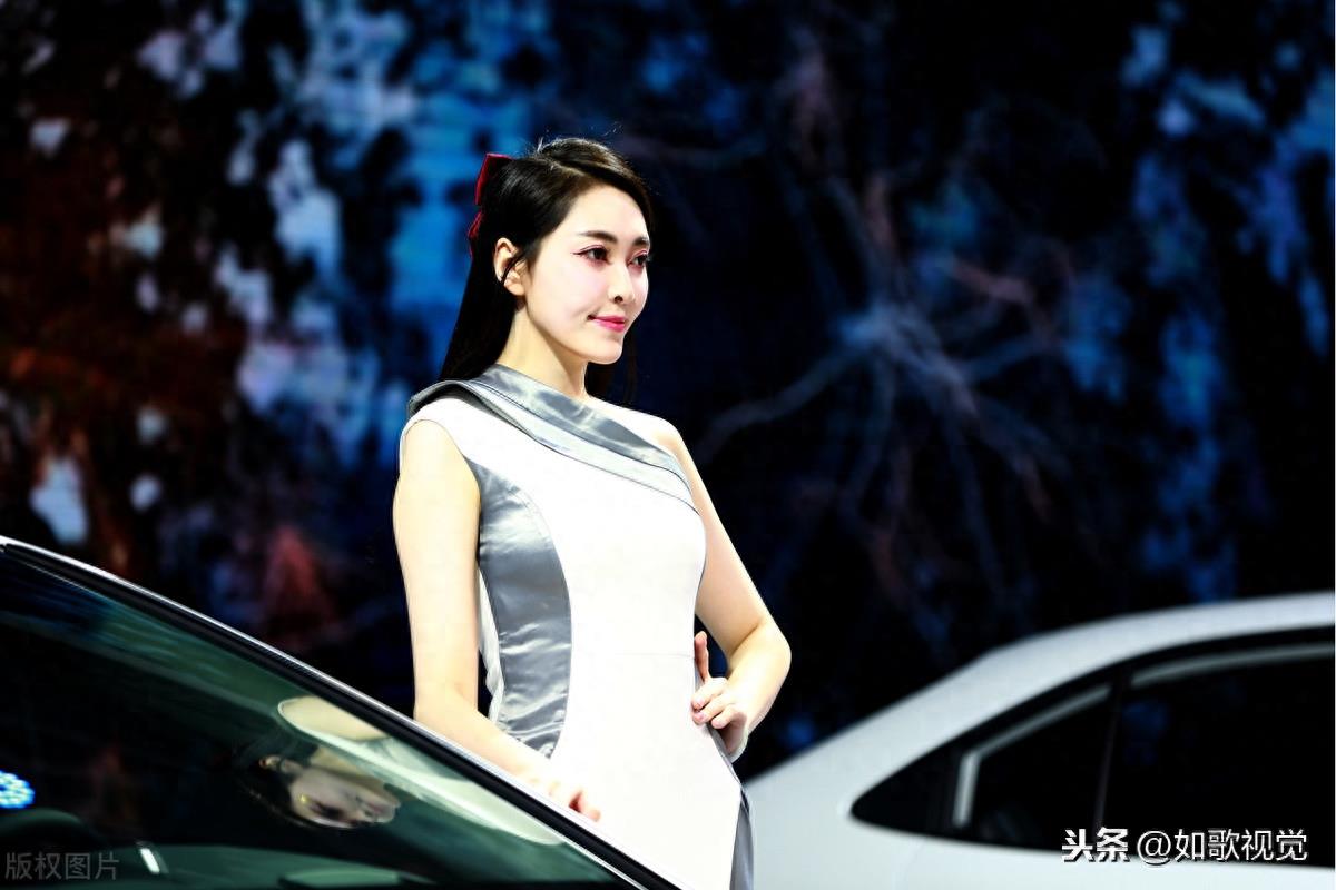美女车模亮相车展，千娇百媚争奇斗艳，一举一动性感优雅风情万种