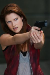 ​她是《生化危机》中身手矫健的克莱尔，艾丽拉特性感而迷人