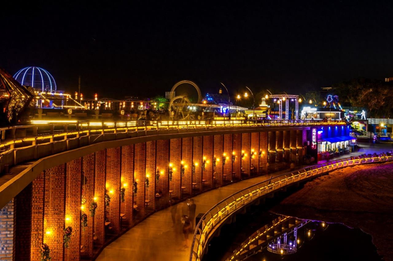 秦皇岛十大美景之首碧螺塔海上酒吧公园