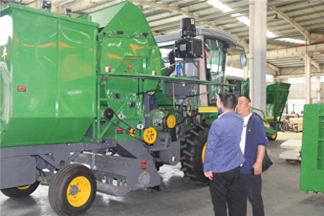 金大丰“山地战神”四驱玉米收获机和花生捡拾收获机系列产品