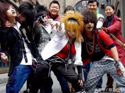 ​十年前的杀马特网吧就地称王，十年后的杀马特两眼泛光