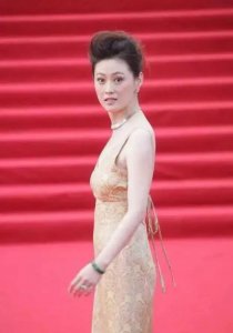 ​“最美潘金莲”王思懿，一袭裸色长裙温柔端庄，性感妩媚不输当年