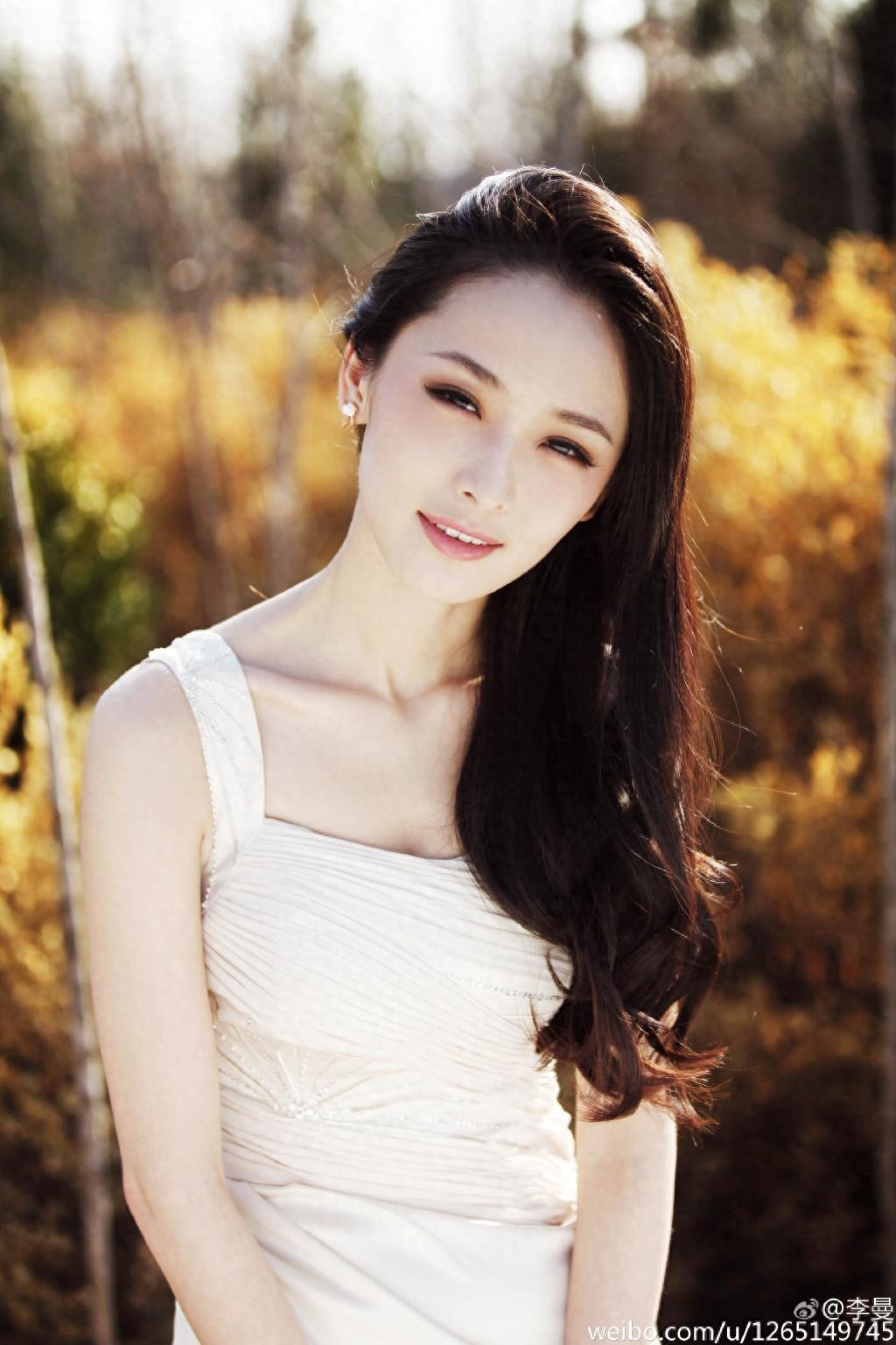 李曼,《满城尽带黄金甲》里的小婵,戏外的她穿衣搭配起来好漂亮