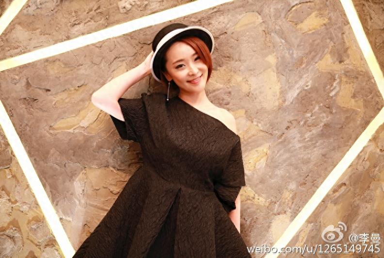 李曼,《满城尽带黄金甲》里的小婵,戏外的她穿衣搭配起来好漂亮