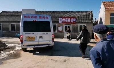 ​山东农村爱心快餐，一份3块钱，有鱼有排骨，网友：不怕变老了