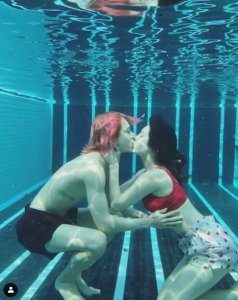 ​泫雅泳池与男友接吻，穿红色泳衣上围傲人美腿白皙，仙女本人无疑