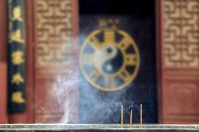 ​烧香的意义：三根香的象征与深意