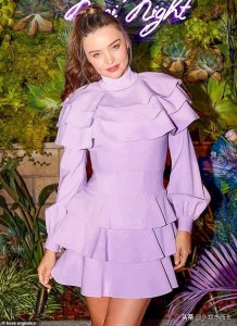 ​36岁的米兰达·可儿生完三胎后复出捞金，身材没有恢复就开始营业