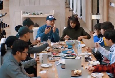 ​沈月王鹤棣“亲密照”遭疯传，谁注意他的表情？醋意明显！