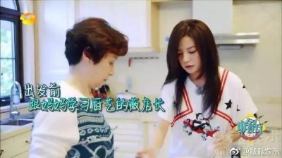 ​赵薇的妈妈70多岁还很漂亮 小学的音乐老师气质还在