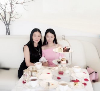 ​成都最美校花张朵依晒与母亲合影 酷似兄妹，老铁你们怎么看