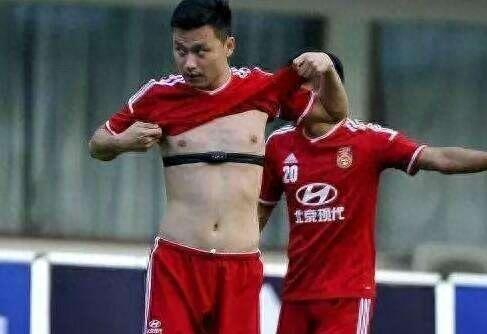 看了图片你就知道国足为啥叫“白斩鸡”，新老国足的差别太大了