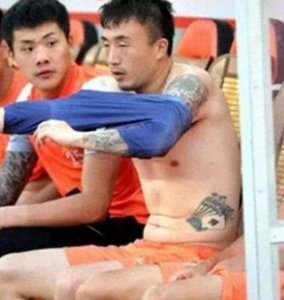 ​看了图片你就知道国足为啥叫“白斩鸡”，新老国足的差别太大了