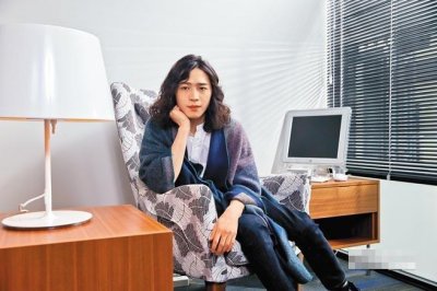 ​许含光高中被签下做创作人，除写歌其他一窍不通，刚度过低潮