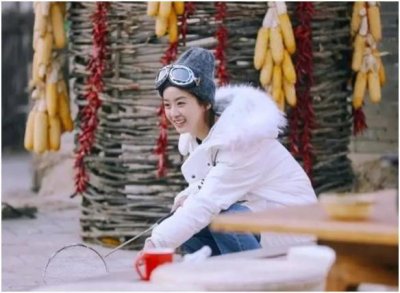 ​录制《向往的生活》赵丽颖素颜入镜，不愧是女汉子