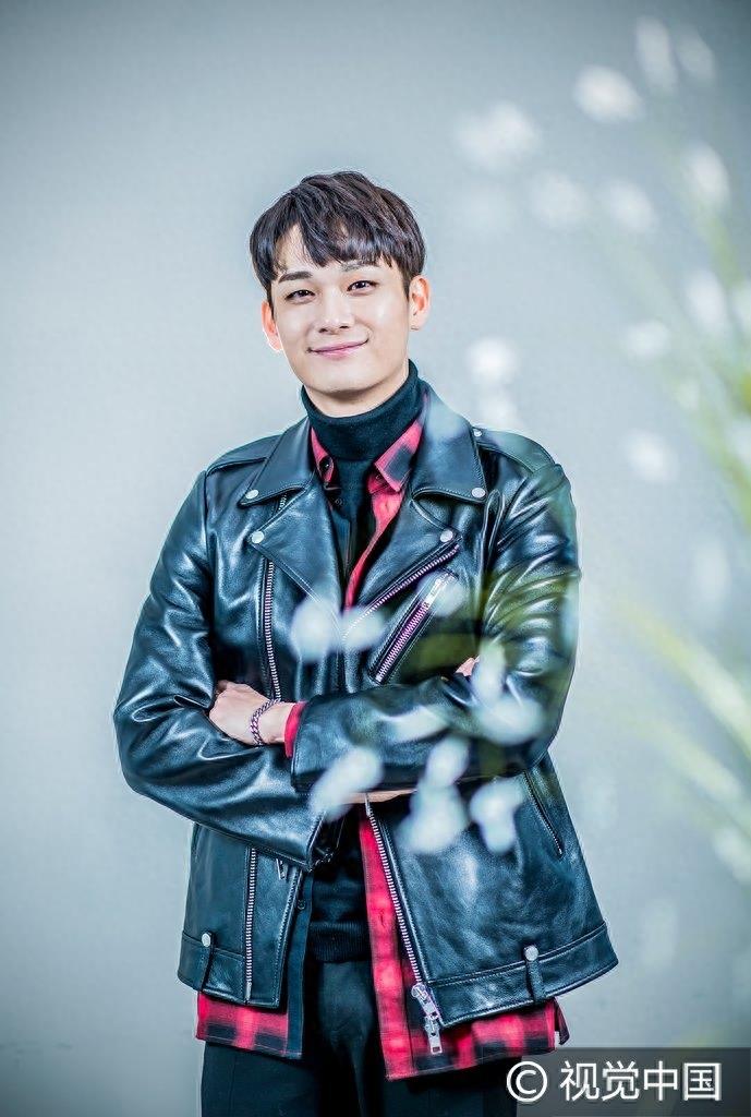 曺胤瑀最新朋克风写真展暖男气质 对镜比心展笑露一口白牙超吸睛